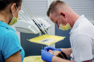 lek. dent. Aleksander Gajos z Dentim Clinic Medicover w Katowicach (fot. Dentim Clinic Medicover) Migrena, angina Ludwiga - winowajcą może być chory ząb