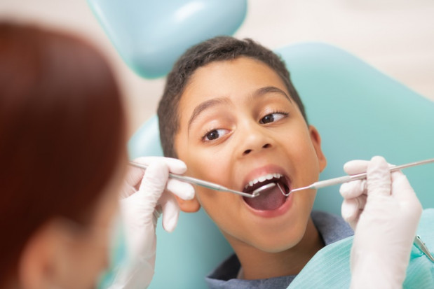 Dentysta leczący cudzoziemców (fot. shutterstock) Konkurs na świadczenie usług stomatologicznych dla cudzoziemców
