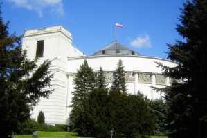 Trwają prace nad ustawą o minimalnych płacach w podmiotach medycznych (fot. Wikipedia) NRL: dziwny przebieg prac nad ustawą o minimalnych wynagrodzeniach w opiece zdrowia
