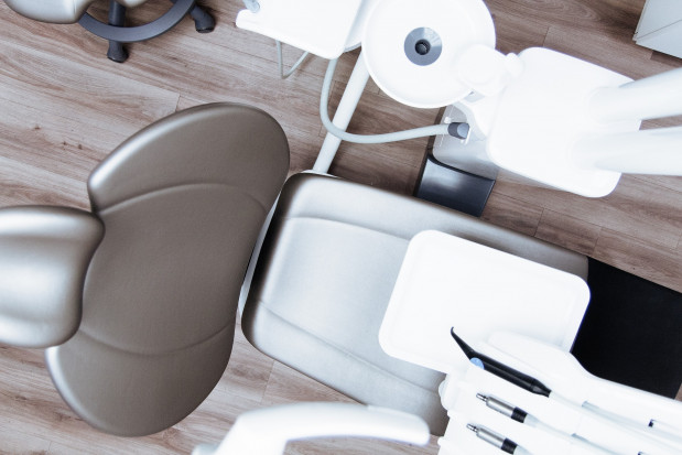 Prawie co drugi brytyjski dentysta chce odejść z zawodu lub przejść na emeryturę.(fot. Pixabay) COVID-19: 30 mln wizyt stomatologicznych utraconych w wyniku pandemii