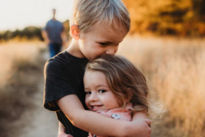 Problem z kredowymi zębami (fot. unsplash) Antybiotyki stymulują hipomineralizację zębów u dzieci