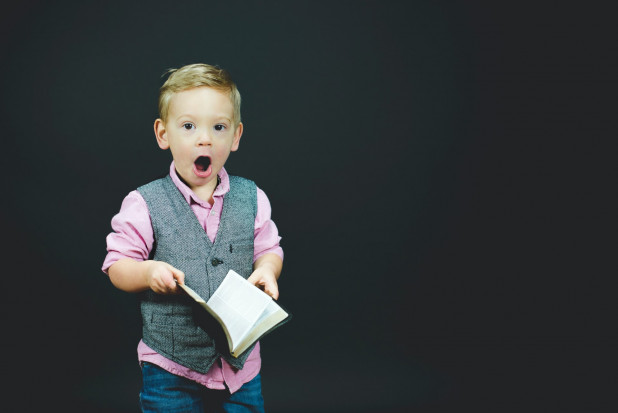 Badania tempa wyrzynania się stałego uzębienia u dzieci (fot. Unsplash) Wcześniejsze wyżynanie stałych trzonowców u dzieci cierpiących z powodu stresu