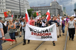 Warszawa protest środowiska antyszczepionkowców (fot. PAP/Radek Pietruszka) Koronawirus 15 czerwca: 52 zgony i 215 zakażeń