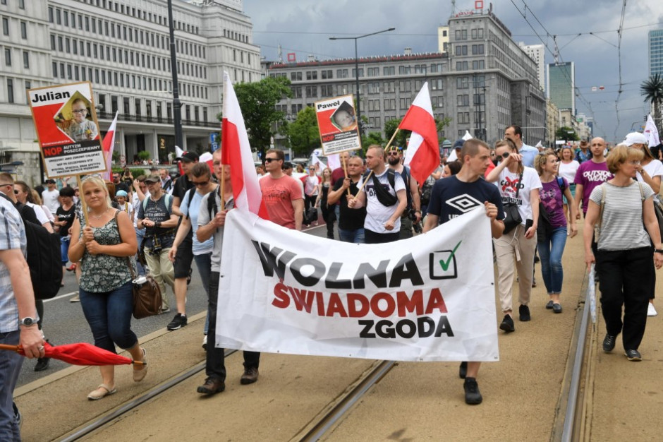 Warszawa protest środowiska antyszczepionkowców  (fot. PAP/Radek Pietruszka)