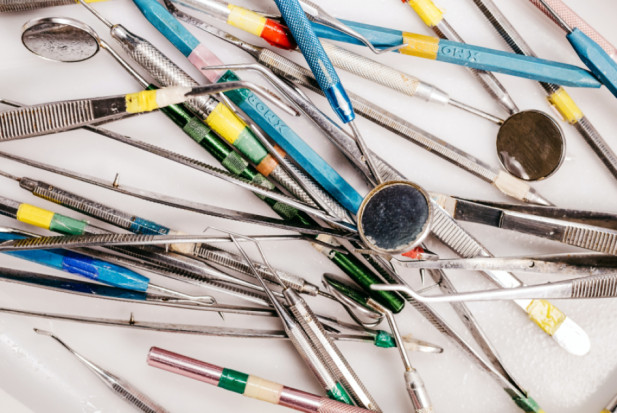Wójt gminy Tuchomie poszukuje lekarzy dentystów (fot. unsplash) Gmina Tuchomie cierpi na brak lekarzy dentystów