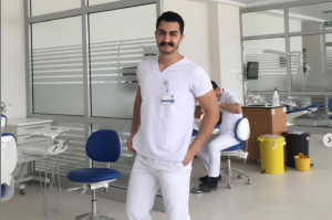 Dentysta Burhan Kaan Bafra zanim ósemka zaczęła mu sprawiać problem (fot. Instagram) Dentysta sam usunął sobie ósemkę, w przerwie między pacjentami