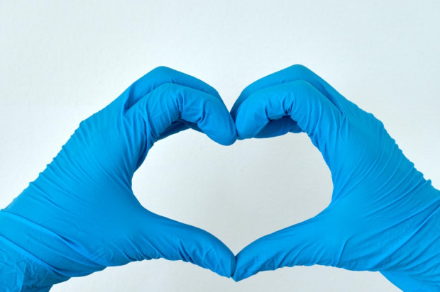 Rękawiczki diagnostyczne bardziej się cenią niż przed pandemią (fot. unsplash) Najwyższe standardy higieny u dentysty, ale za jaką cenę?