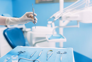 Monitorowanie drobnoustrojów w gabinecie stomatologicznym (fot. shutterstock) Precyzyjne monitorowanie wirusów w gabinecie stomatologicznym
