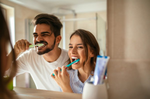 Lejąca się strumieniem woda, to najczęściej popełniany błąd w czasie mycia zębów (fot. Shutterstock) FDI: higiena jamy ustnej przyjazna dla środowiska