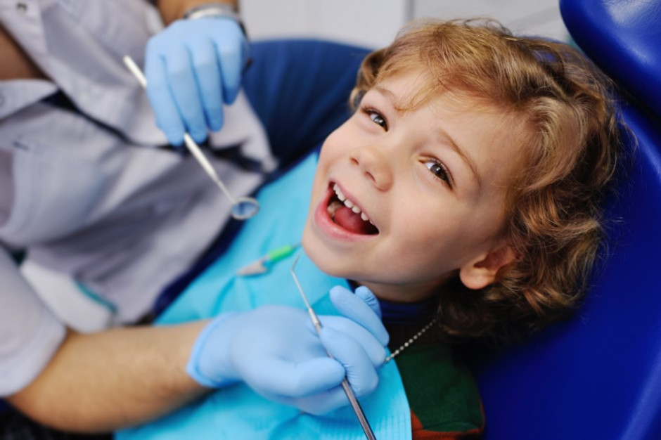 Otwarte gabinety stomatologiczne w wakacje mają poprawić stan uzębienia dzieci (fot. Shutterstock)