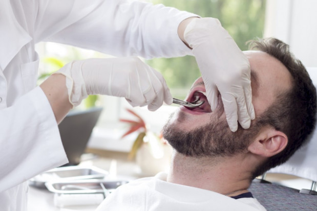 Liczba ekstrakcji zębów w okresie po pandemii COVID-19 znacznie wzrosła (fot. stock.adobe.com) Dentyści nieodpłatnie wykonują ekstrakcje zębów