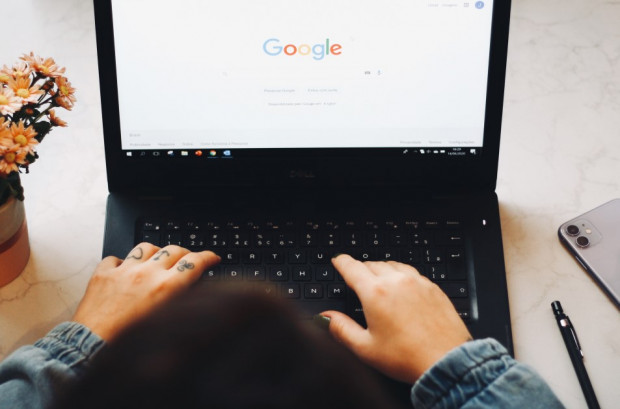 Ostrożnie z wpisami szkalującymi lekarzy dentystów (fot. unsplash) 170 tys. USD za zniesławiający wpis o pracy dentystki