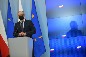 Minister zdrowia Adam Niedzielski podczas konferencji prasowej (fot. PAP/Marcin Obara) Koronawirus 24 lipca: 6 zgonów i 122 zakażenia