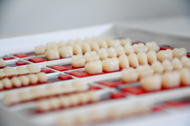 Rośnie popyt na usługi z zakresu stomatologii estetycznej (fot. Unsplash) Dentysta, który zakłada licówki w cenie 4 tys. dolarów za ząb