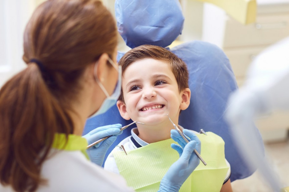 Poszukiwani dentyści do leczenia uczniów (fot. shutterstock)