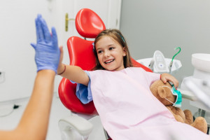 Opieka stomatologiczna nad uczniami (fot. shutterstock) Gmina Lubsko zadbała o zdrowy uśmiech dzieci