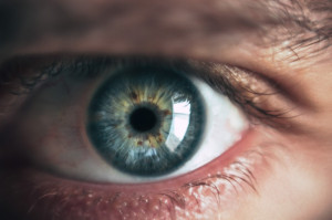 Zmiany neurologiczne w rogówce częste u chorych z długim Covidem (fot. Unsplash) Neurologiczne zmiany na powierzchni oka u chorych z długim COVID-19