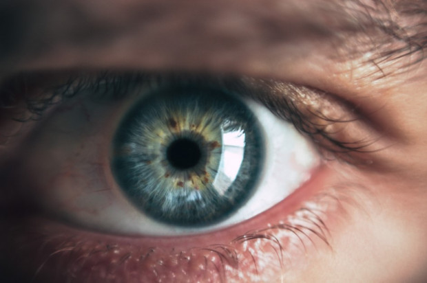 Zmiany neurologiczne w rogówce częste u chorych z długim Covidem (fot. Unsplash) Neurologiczne zmiany na powierzchni oka u chorych z długim COVID-19