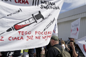 Protesty antyszczepionkowców w Siemianowicach Śląskich (fot. PAP//Andrzej Grygiel) Koronawirus 28 lipca: 3 zgony i 138 zakażeń