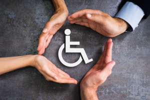 Implanty zębowe koniecznością (fot. shutterstock) Konieczne leczenie implantoprotetyczne ofiary napadu
