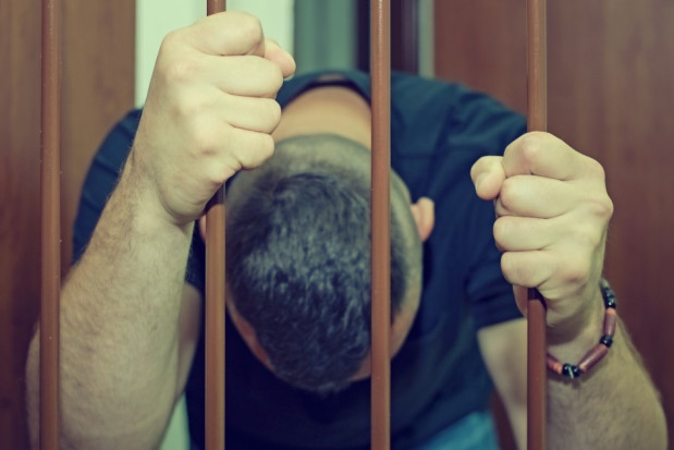 W więzieniu trzeba żyć z bólem zęba (fot. shutterstock) Jak leczyć zęby w więzieniu?