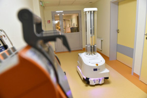 Szpital im. Biegańskiego w Łodzi, robot dezynfekujący, jeden z dziewięciu w Polsce (fot. PAP/Grzegorz Michałowski) Koronawirus 29 lipca: 5 zgonów i 167 zakażeń