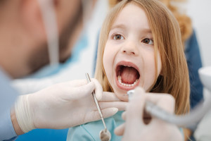 Poszukiwani dentyści do leczenia uczniów (fot. shutterstock) 1474 uczniów do objęcia opieką stomatologiczną