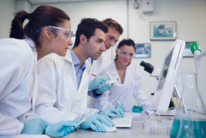 Trwają poszukiwania leków na COVID-19 (fot. Shutterstock) Znaleziono substancje hamujące namnażanie SARS-CoV-2