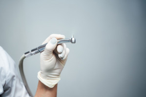 Urazy zdarzają się w trakcie zajęć praktycznych najczęściej wśród studentów III roku stomatologii (fot. Shutterstock) Student stomatologii zakłuwa się igłą lub kaleczy wiertłem w środę po południu
