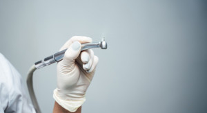 Student stomatologii zakłuwa się igłą lub kaleczy wiertłem w środę po południu