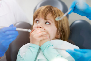 Podczas zabiegów stomatologicznych u dzieci częściej niż u dorosłych dochodzi do zdarzeń niepożądanych (fot. Shutterstock) Zdarzenia niepożądane u dentysty podczas leczenia dzieci