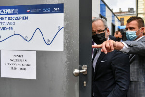 Minister zdrowia przy spalonym mobilnym punkt szczepień w Zamościu, (fot. PAP/Wojtek Jargiło) Koronawirus 3 sierpnia: 4 zgony i 164 zakażenia