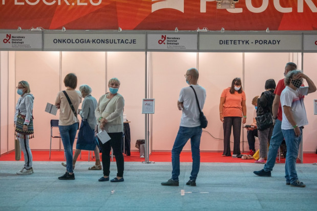 Miasteczko Zdrowia w Płocku, oferowane porady także po przebytym COVID-19 (foto PAP/Szymon Łabiński) Pięciu na stu lekarzy dentystów nie zaszczepionych przeciwko COVID-19