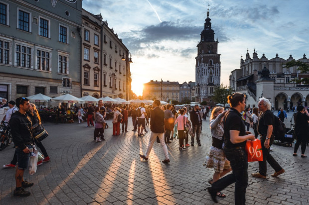 Statystyka koronawirusa w sezonie urlopowym (fot.unsplash) Koronawirus 9 sierpnia: zero zgonów i 64 zakażeń
