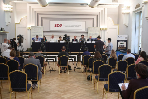 Konferencja prasowa lekarzy oraz naukowców dotycząca szczepień dzieci przeciw COVID-19 (fot. PAP/Wojciech Olkuśnik) Koronawirus 14 sierpnia: 2 zgony i 211 zakażeń