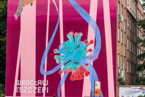 Mural na ścianie budynku Wydziału Lekarsko-Stomatologicznego (fot. Tomasz Walów/UMW) Wrocławska stomatologia w akcji szczepień przeciwko COVID-19