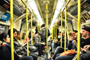 Zabiegi higieny osobistej w metrze? (fot. Unsplash) Dbałość o stan zębów w metrze