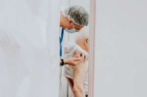 Skuteczność szczepionki Pfizera spadła o 10 proc. (fot. Unsplash) Mniej skuteczne szczepienia przeciwko COVID-19, gdy dominuje wariant Delta