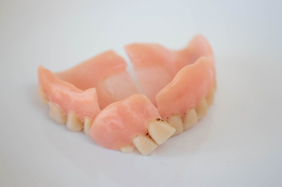 Uszkodzona proteza zębowa przez 18 miesięcy nie mogła być naprawiona (fot. Shutterstock)