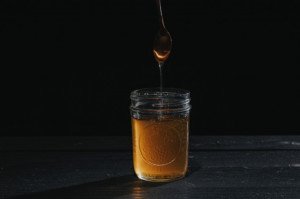 Miód manuka jest niedoceniany w leczeniu problemów jamy ustnej (fot. Unsplash) Miód w leczeniu chorób przyzębia