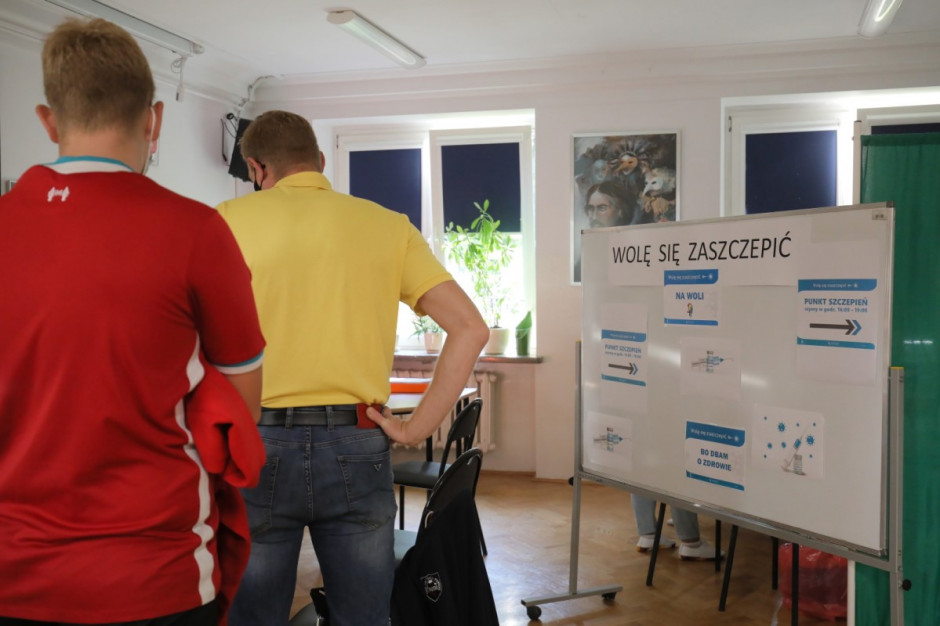 Mobilny punkt szczepień przeciwko COVID-19 w jednym z warszawskich liceów (PAP/Paweł Supernak) Mobilny punkt szczepień przeciwko COVID-19 w jednym z warszawskich liceów (PAP/Paweł Supernak)
