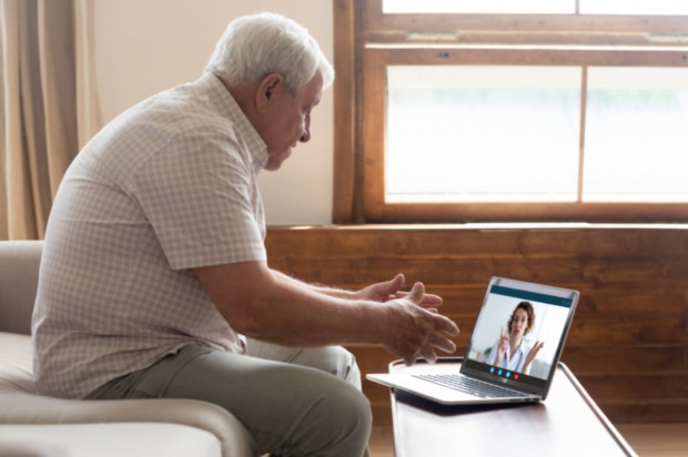 Konsultacje wideo z dentystą uławiają pacjentom dostęp do opieki stomatologicznej (fot. Shutterstock) Telestomatologia - skuteczna w selekcji pacjentów