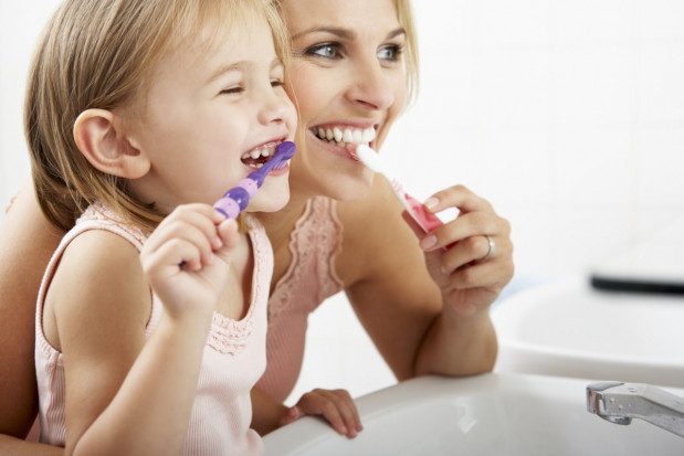 Jak dbać o zdrowy uśmiech dziecka (fot. shutterstock) Jak zadbać o zęby dziecka – radzi stomatolog