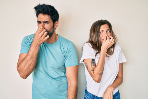 Niewłaściwa higiena jamy ustnej ma różne przykre konsekwencje (fot. shutterstock) Oddech, który zamiast zniewalać - powala