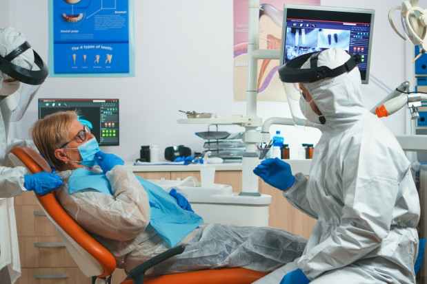 Następstwem pandemii jest pogarszający się stan zdrowia jamy ustnej (fot. Shutterstock) Walijscy dentyści domagają się osłabienia ograniczeń spowodowanych pandemią