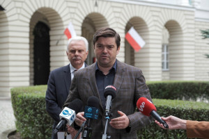 Wiceminister zdrowia Waldemar Kraska i rzecznik MZ Wojciech Andrusiewicz nt. sytuacji dot. Covid-19 (fot. PAP/Mateusz Marek) Koronawirus 3 września: 5 zgonów, przy 349 zakażeniach