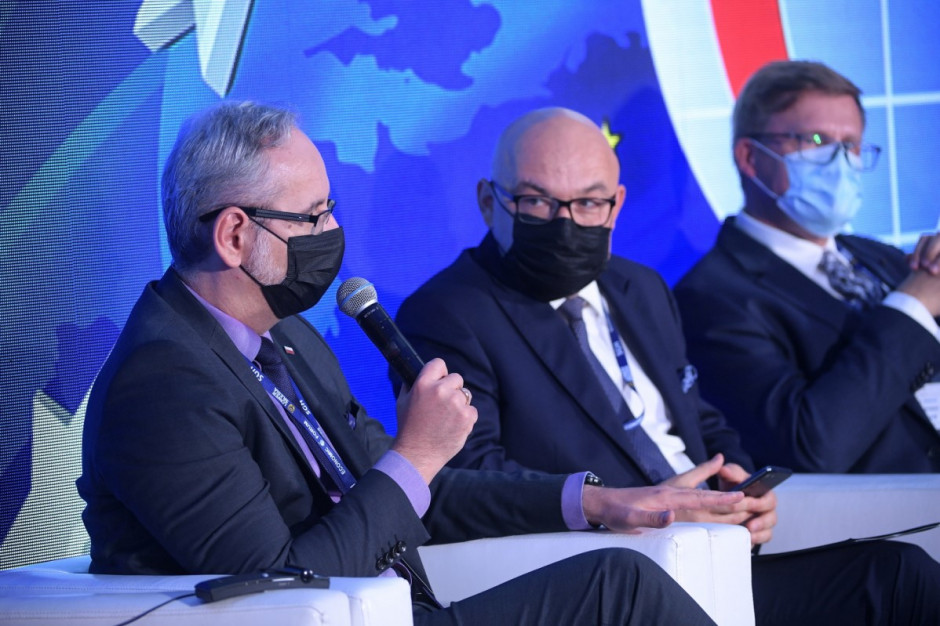 Minister zdrowia Adam Niedzielski podczas panelu dyskusyjnego w trakcie XXX  Forum Ekonomicznego w Karpaczu (fot. PAP/Marcin Obara)
