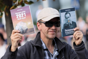 Warszawa: protest - Stop segregacji sanitarnej (fot. PAP/Leszek Szymańsk) Koronawirus 17 września 652 zakażenia, 8 zgonów