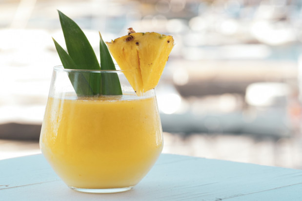 Ananas w całości jest zdrowszy niż sok (fot. Unsplash) Moda na sok anansowy po ekstrakcji ósemek