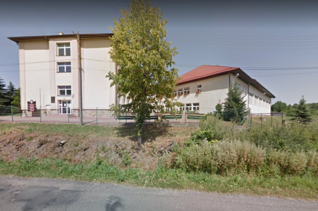 Szkoła Podstawowa im. J. Kochanowskiego w Raciechowicach (źródło: Google Maps) Na dniach przyjmować ma dentysta w szkole w Raciechowicach